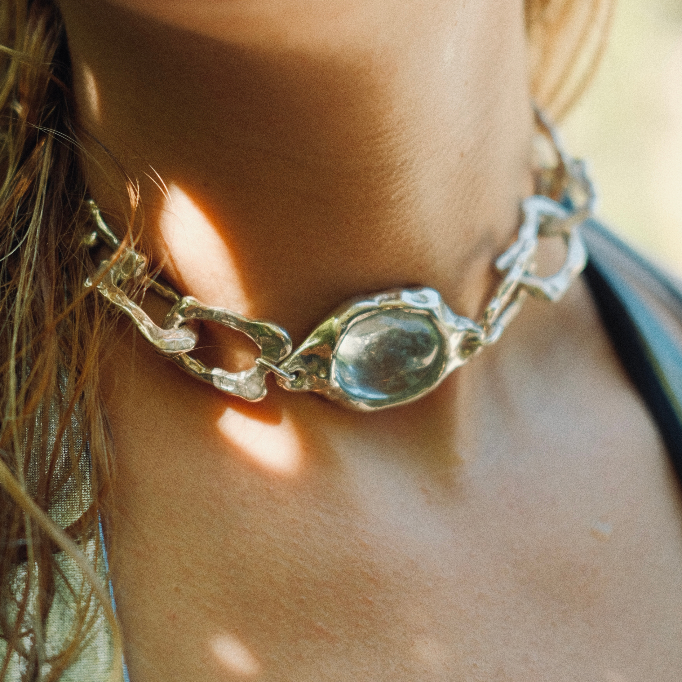 AQUA CHOCKER